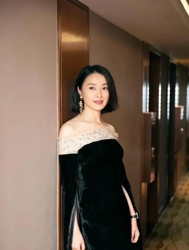 大家有没有同感呢？ 
在众多的女明星里，她不是最惊艳的那一个，但绝对是看起来让人