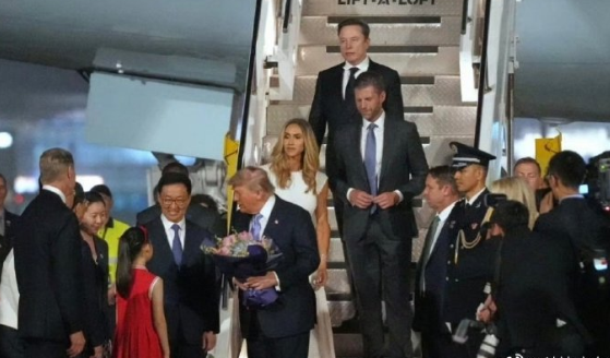 昨晚历史性同框刷屏了！马斯克、黄仁勋随特朗普访华抵京，黄仁勋临时接到通知仓促赴约