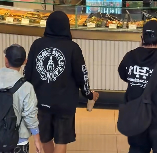 周杰伦在墨尔本被偶遇
眼尖的网友发现，昆凌真的不是他的唯一，他的长情都奉献了给珍