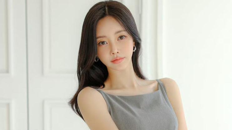 晚夏初凉少女风，青丝漫卷透帘栊，罗衫轻曳香随影，玉指微舒韵入空