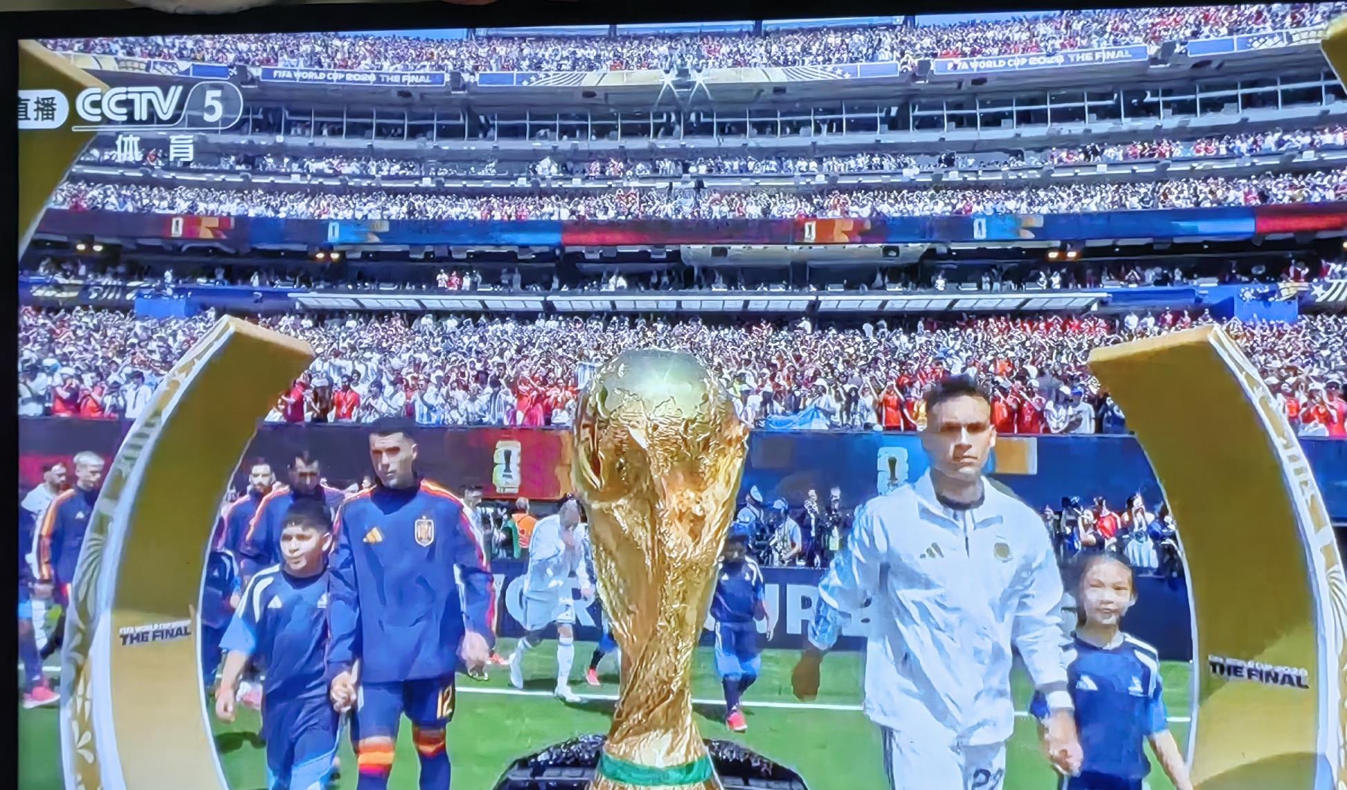 西班牙1:0加时赛战胜阿根廷。两点五十，很准时，孩子再一次从床上把我拽起来，今天