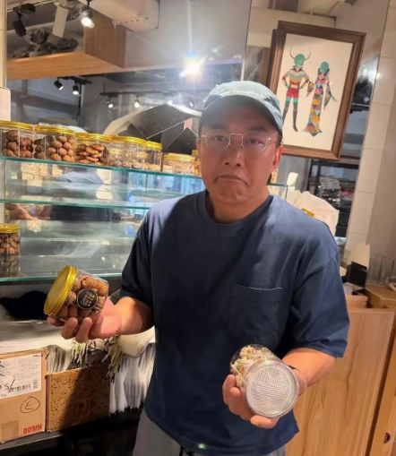 陈奕迅真是贪吃，这吃相真的不像吃喝不愁的人。
陈奕迅也是挺幽默的歌手，2025年