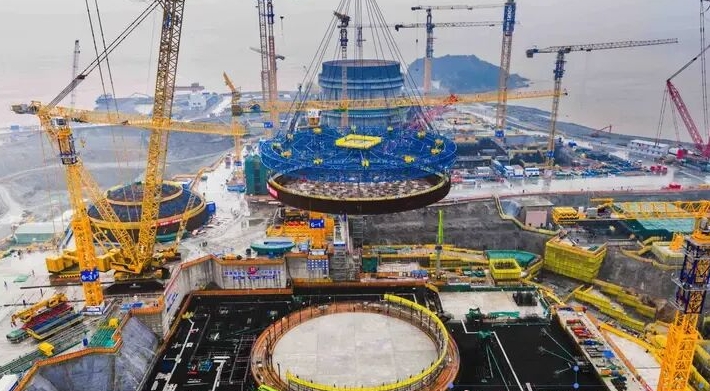 巨型“锅盖”升空！宁德核电6号机组钢衬里模块一吊装现场直击