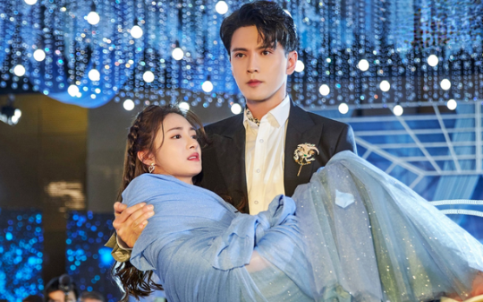 圣诞前夕，我花三万八给妈妈买了个金镯子，她却骂我是白眼狼