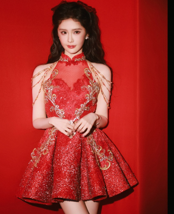 王艺瑾的这一身，这红妆还是有点怪怪的，nice！ ​​​