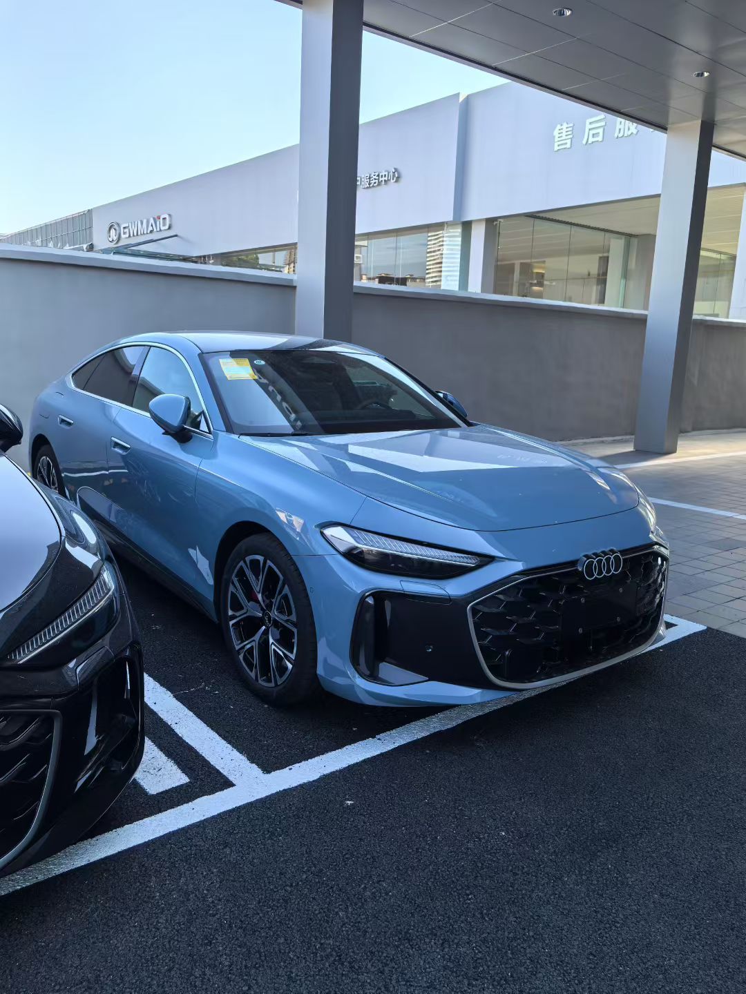 这款奥迪A5L Sportback的外观颜色真的是越看越高级，我发现在阳光下是带