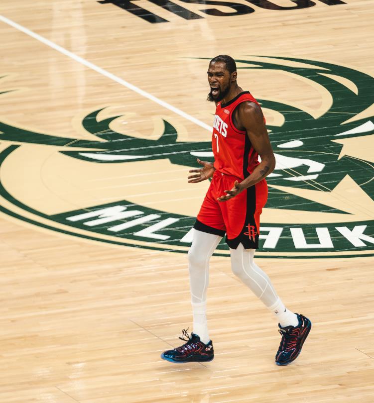 火箭队的超级巨星杜兰特在对阵灰熊队的比赛里轻松砍下了33分、8篮板、2助攻的数据