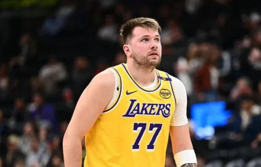 有钱任性？东契奇一战损失200万！这记“第16次技犯”到底是真性情还是定时炸弹？