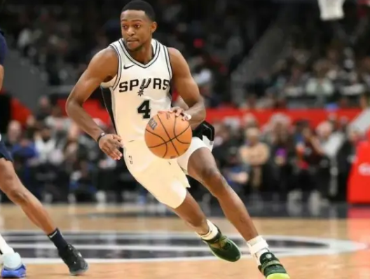 福克斯每一场球都有的毛病

运气莫名其妙掉球失误，然后突内线被切球，传球莫名其妙