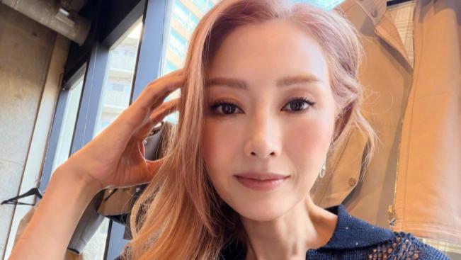 李嘉欣晒最新照片：换新发色好漂亮，微笑拍照好惬意