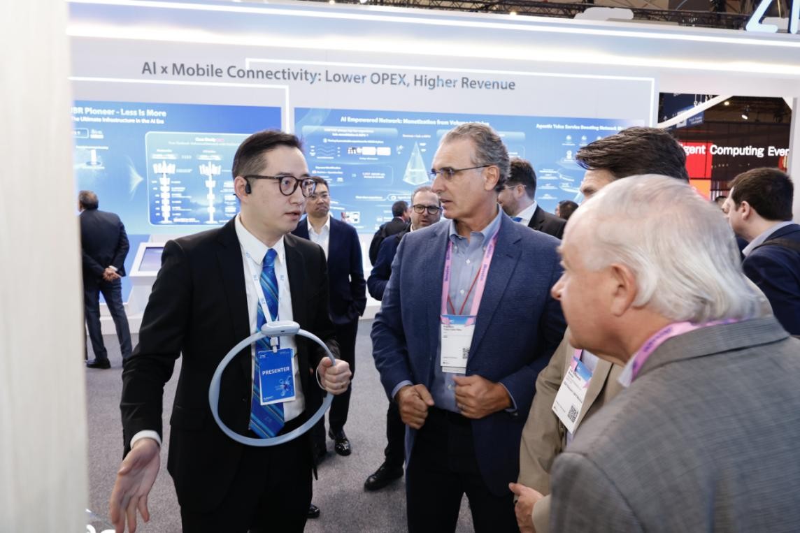 在2026年MWC巴塞罗那展会现场，中兴通讯自研的Co-Claw AI智能体平台