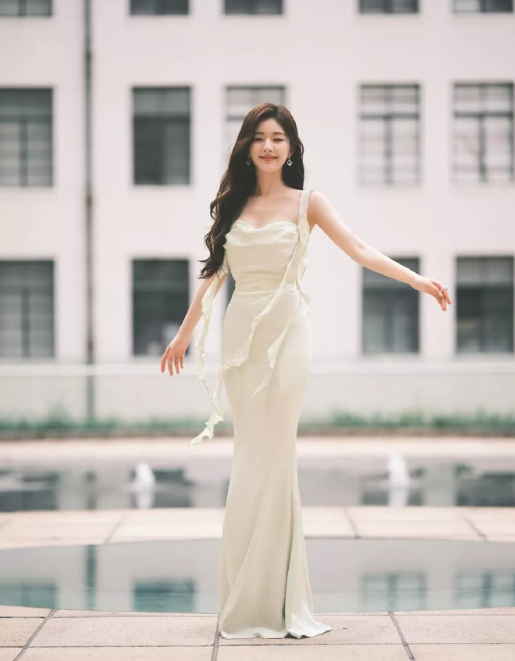 风掠过发梢，笑意漫过眼底