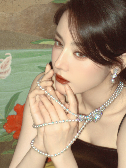 晚霞晕染了天边，空气中弥漫着爱意