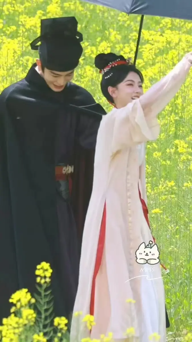 宋祖儿丁禹兮撑伞同游般配养眼 油菜花田对视浪漫治愈