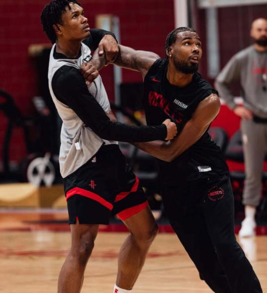 火箭前锋伊森又打出了一场令人比较失望的比赛。今天火箭客场战胜了勇士队，本来是一场