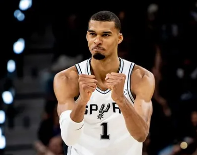 NBA季后赛西部半决赛G2马刺（1）133-95（1）战胜森林狼。
赛后，马刺主