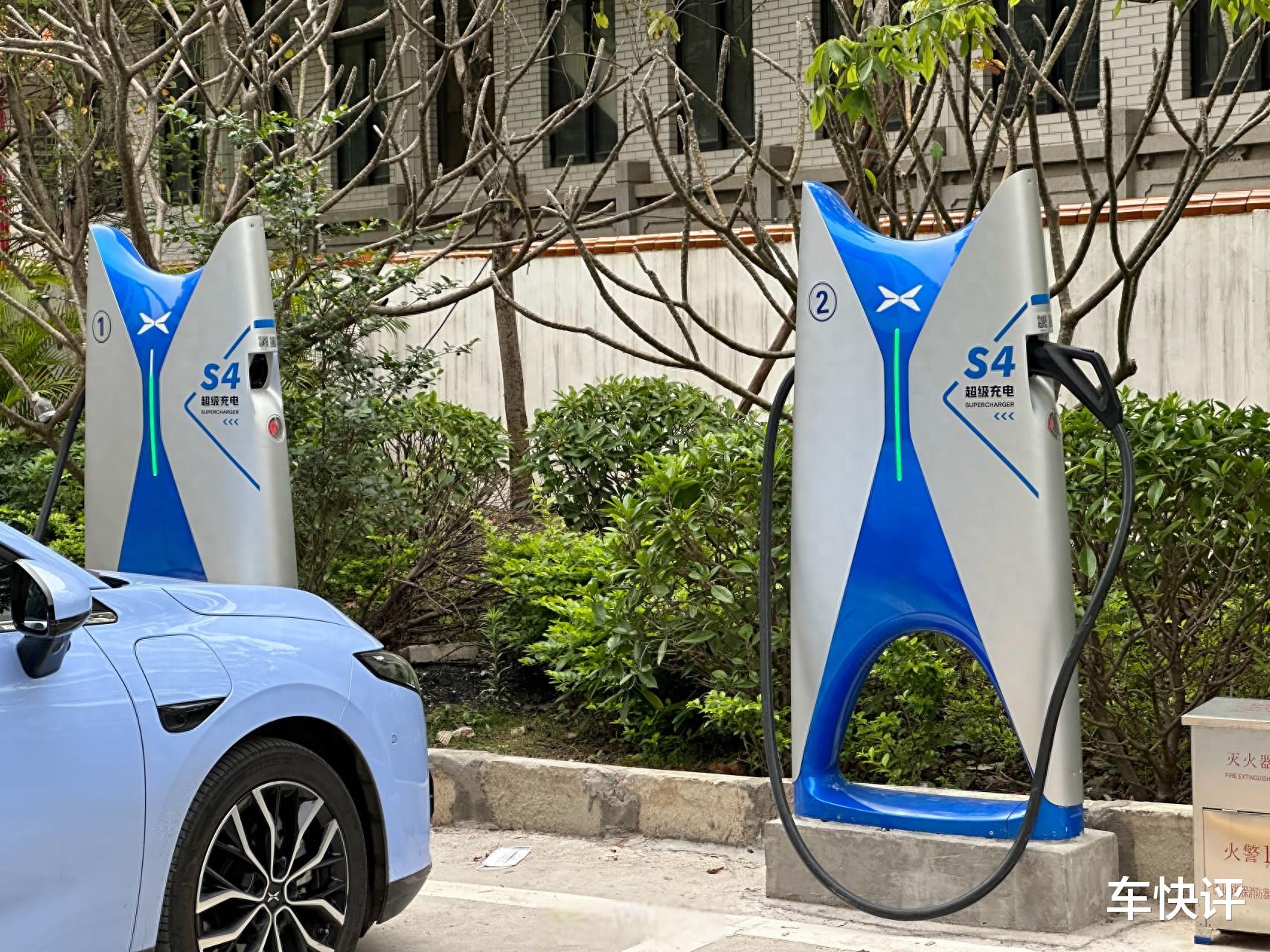 小鹏领克高端隔空互掐，400V和800V到底该选哪个？