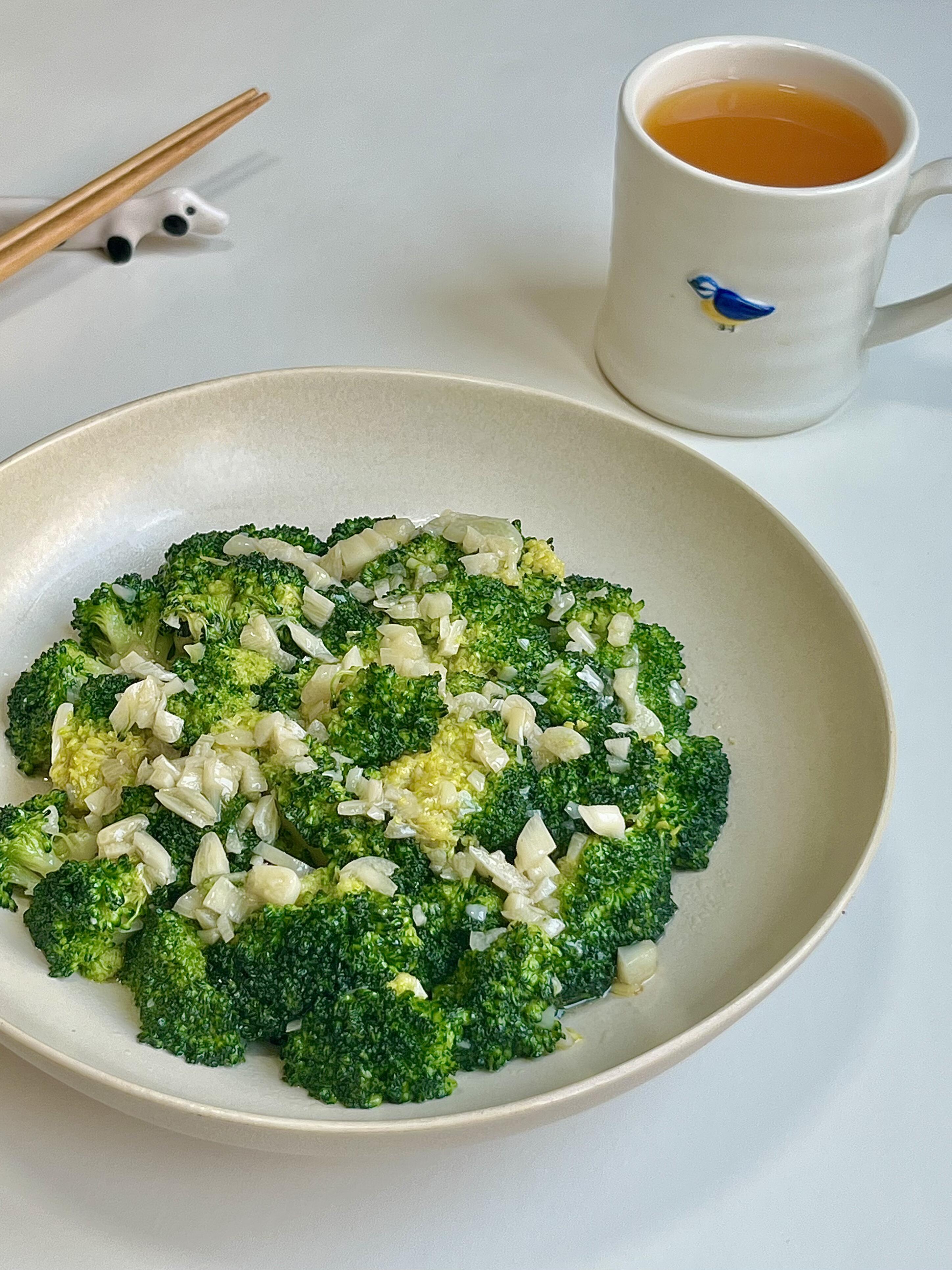 蒜香蒜蓉西兰花｜家常快手菜，脆嫩解腻超下饭
家人们，谁懂啊！家常蒜蓉西兰花真的太