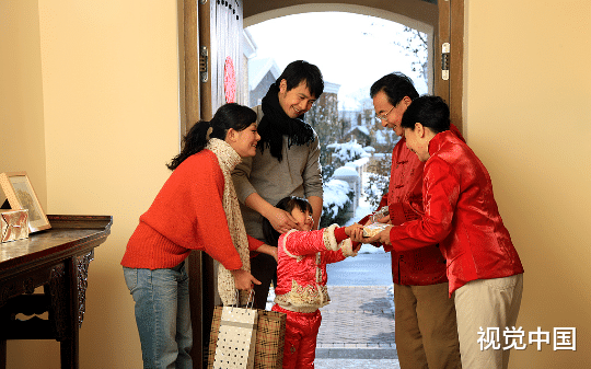 伯母说我寄人篱下，要给我立规矩？我亮出月度三万生活费后，亲戚们为抢我卷疯了