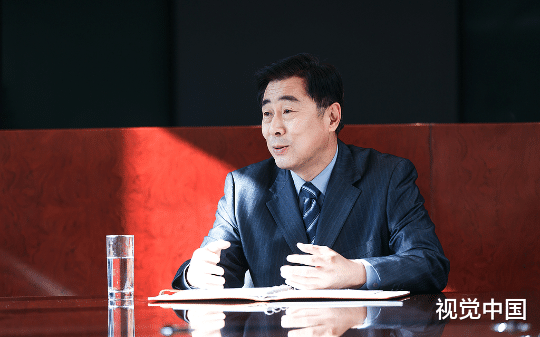 景安县的民生工作报道，说县长带队慰问了一个哑巴群众，群众拿到过冬的被子激动的说“谢谢政府的关心”