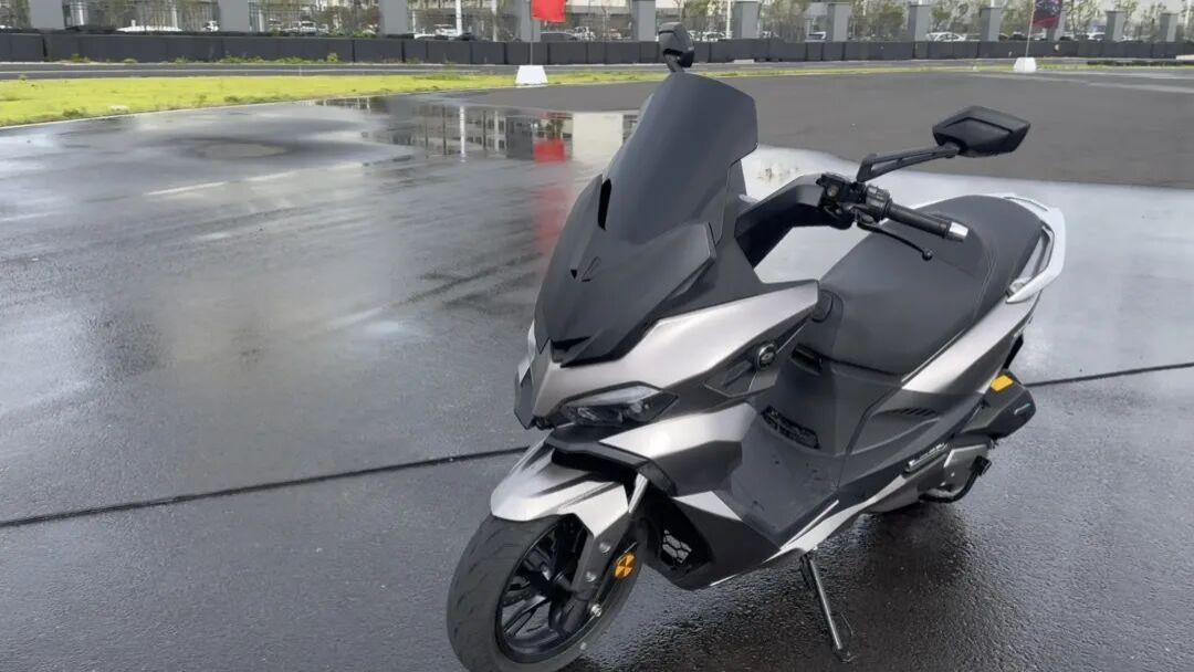 QJMOTOR 鸿150GT 全方位试驾，文末有台大彩蛋！
