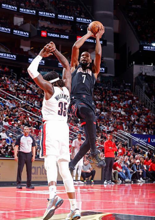 杜兰特确实是联盟当中的传奇巨星。之前他的跟腱遭遇过撕裂伤，这对于一位球员来说是影