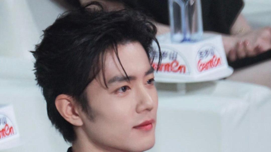 黄觉教肖战脸颊比心！