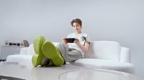 不被风格定义，不被场景束缚，侯明昊用一双双潮鞋解锁生活的无限可能。无论是慵懒居家