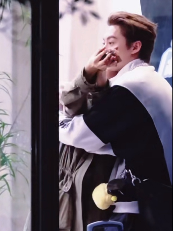 王鹤棣秦岚亲爱的客栈最新路透
王鹤棣一见面就给了秦岚姐姐一个大拥抱