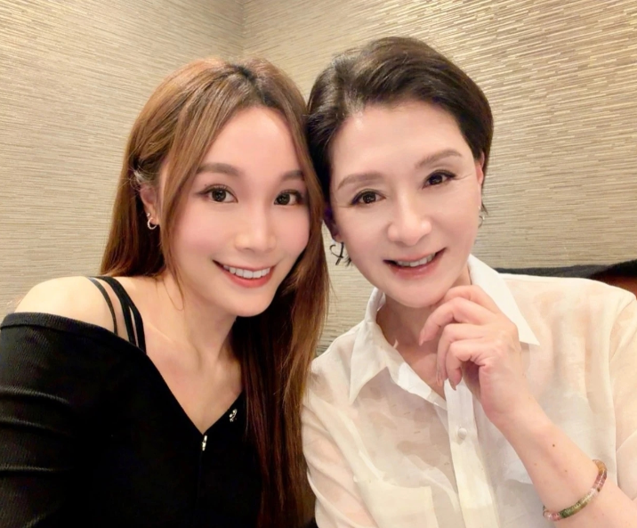 TVB小花邓伊婷在热播剧《香港探秘地图》中再演“小三”，脚踏几条船还借肚搵食。面
