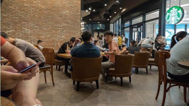 奇怪现象：工作日的星巴克、麦当劳，坐满了“不上班”的中年男人