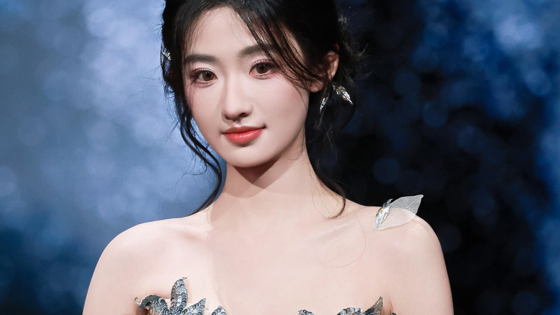 杨雨潼光落肩头那一刻，打动你的是亮片还是揉进风里的心动？