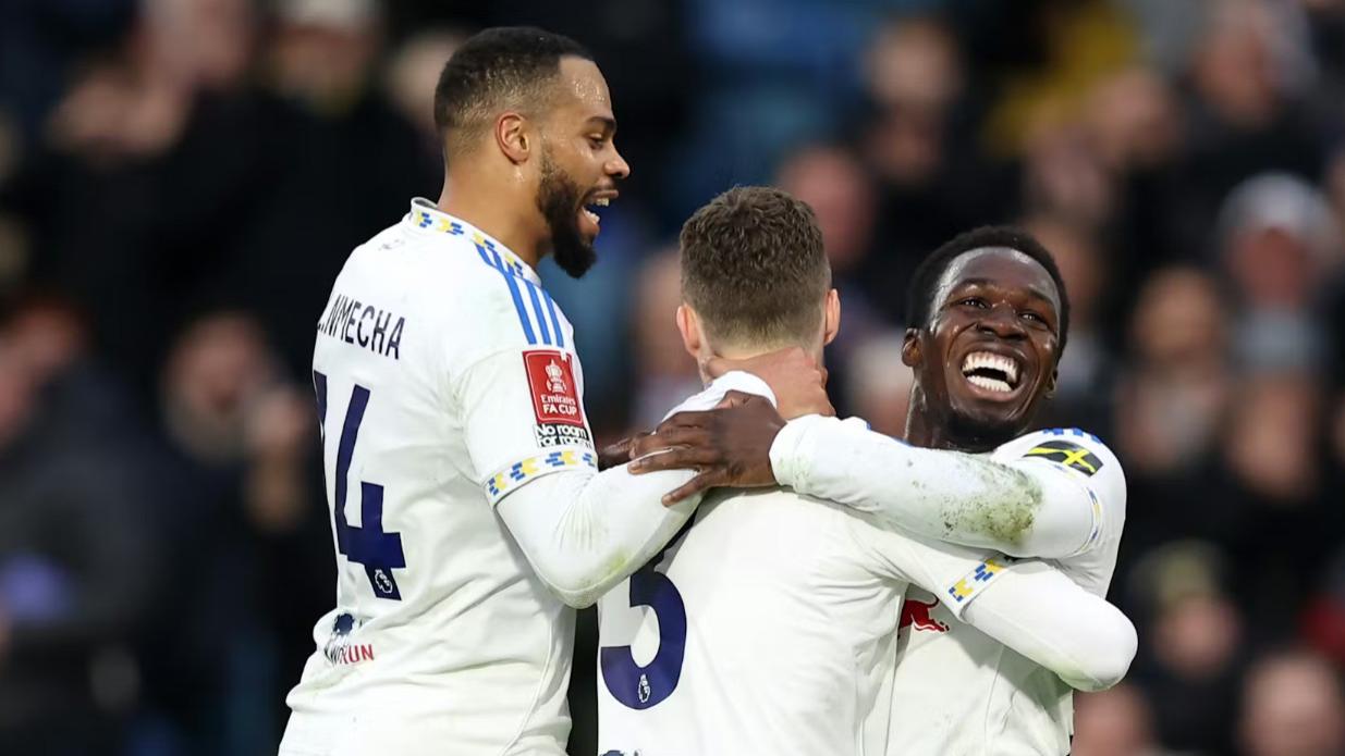 足总杯冷门夜：英甲垫底队72年圆梦，米兰双杀国米留悬念