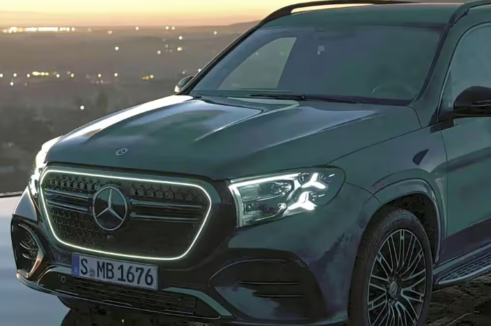 发光格栅全新灯组造型新款奔驰GLS造型提前曝光
新款GLS前大灯组内部的三叉星徽