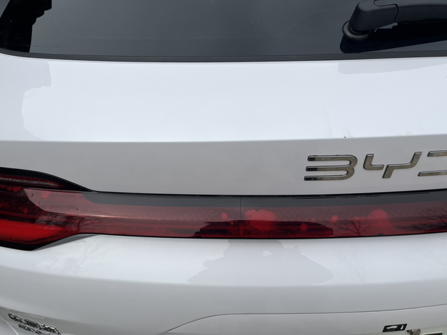 不知道怎么回事
今天突然看到尾灯有条缝，这条缝还这么整齐