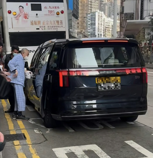 刘銮雄与吕丽君女儿罕同框
穿20万睡衣现身街头，被保镖搀扶上车