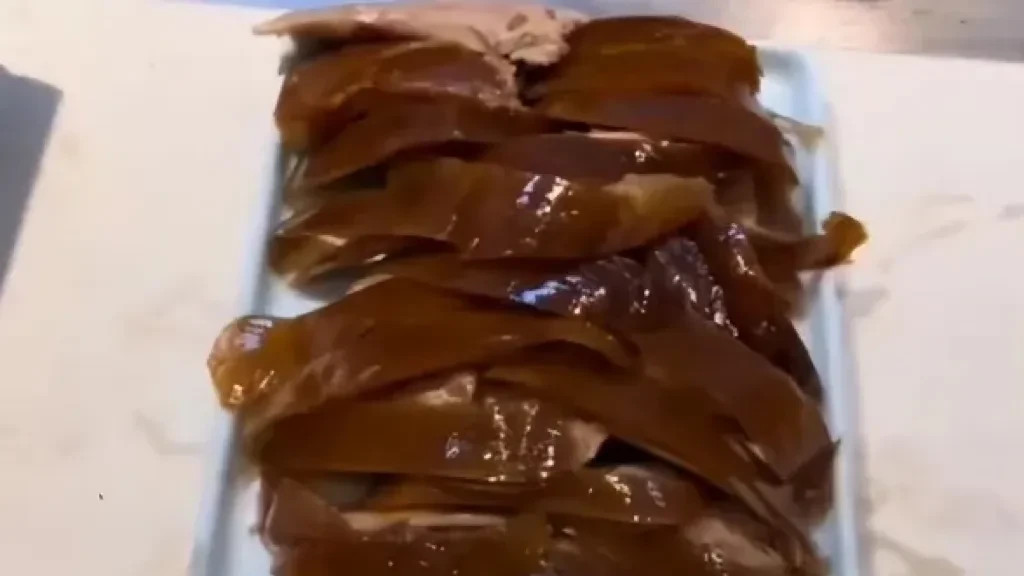 男子请吃饭发现烤鸭分量太少，当场又点一只，片完还剩半只