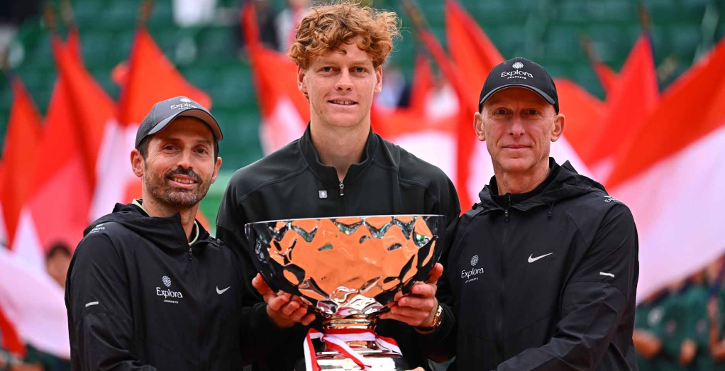 辛纳在蒙特卡洛夺冠后，重返世界第一位置，下周休赛。同时，下周阿尔卡拉斯领衔巴塞罗