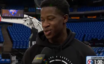 NBA季后赛，76人对阵尼克斯的比赛即将开始。
赛前，76人新秀VJ-埃奇库姆接
