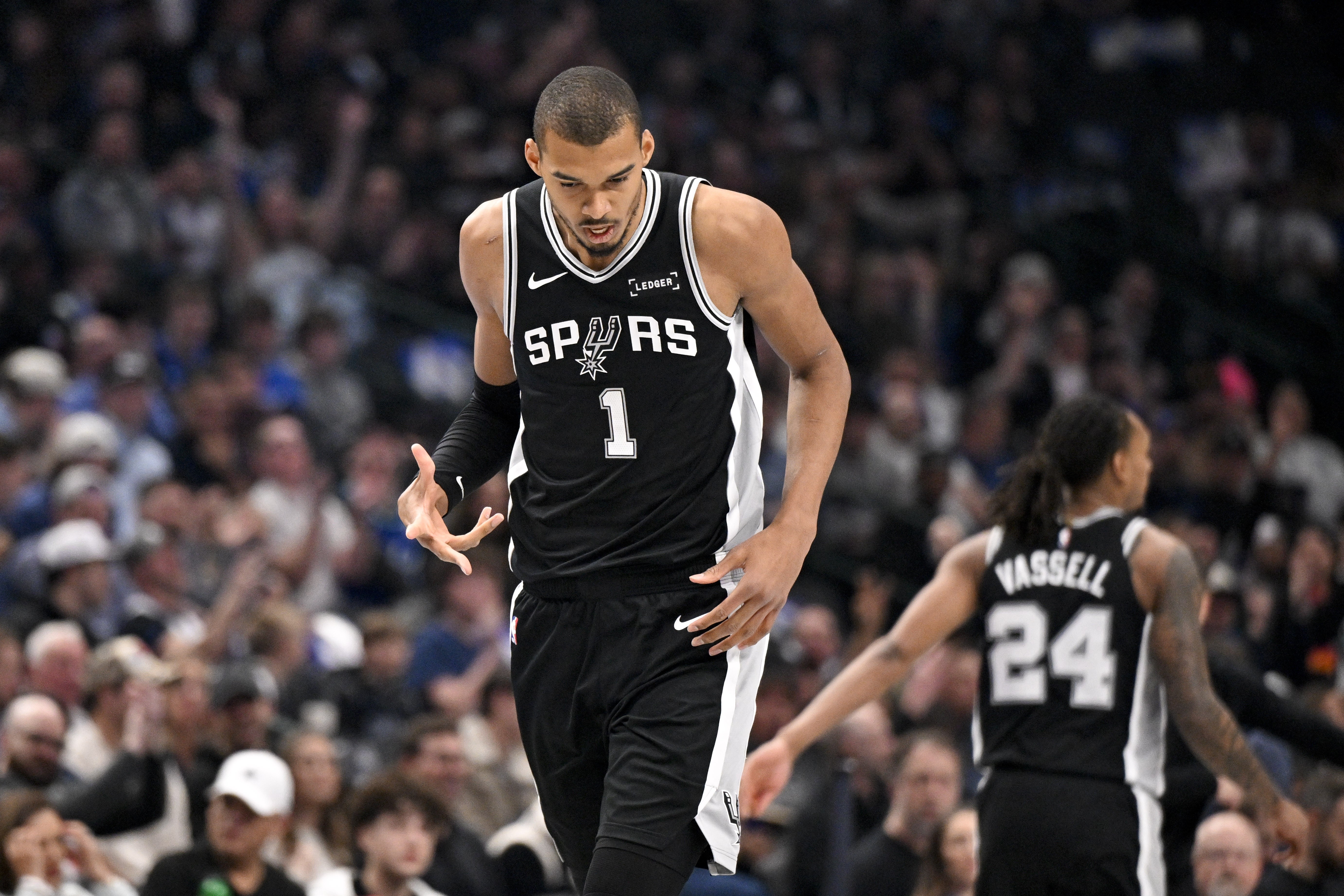 文班今年进步幅度真的大吗话说？

文班今年和去年数据几乎一样，场上观感也差不多，