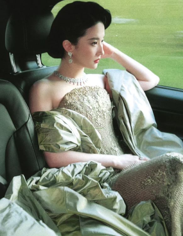 看到刘亦菲这组照片
简直是一副油画，满眼都是春天的绿意盎然。
只能说刘亦菲特别适