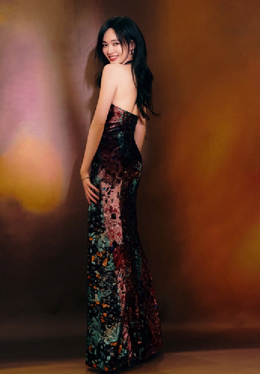 唐嫣的这一身闪耀妆造，还是很迷人的，nice！