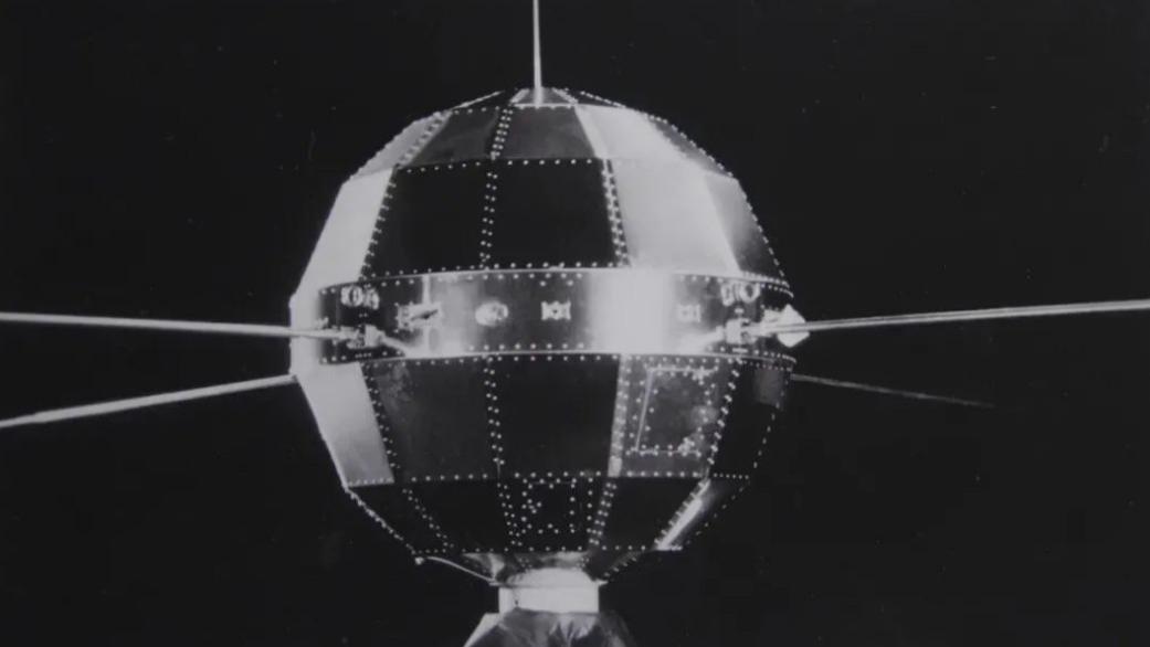 没有燃料的东方红一号，为什么56年掉不下来？它还能飞很多年！东方红一号太空飘了56年，没燃料咋没掉下