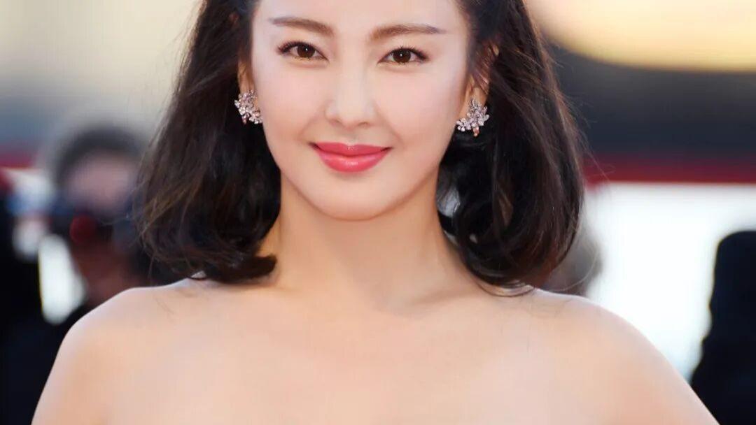 为什么张雨绮穿得越张扬，越让人舒服？答案藏在这3个细节里