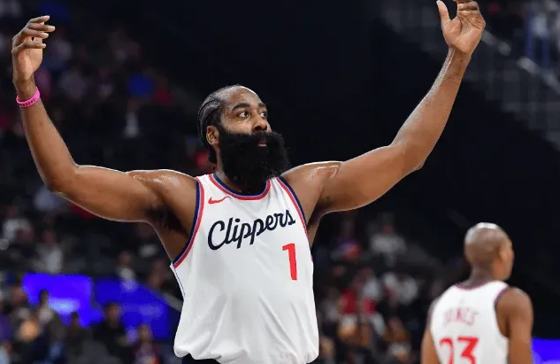 詹姆斯-哈登在快船与骑士的交易当中，被送至克利夫兰。
今日，快船运营总裁劳伦斯-