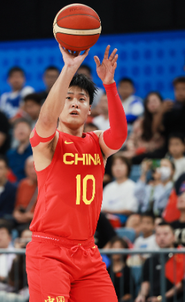 赵睿因为球权问题，离开广东，现在在北京感觉球权更少，除了小外援，还有英俊哥要拿球