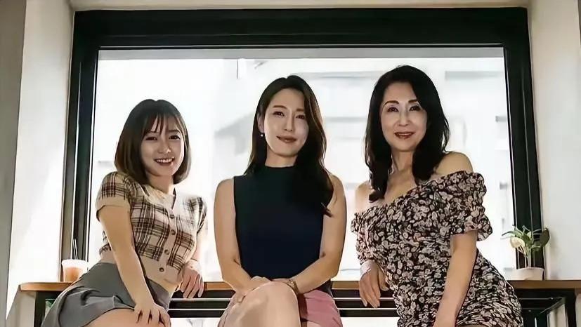 这幅图说是三代同框，女儿，妈妈，外婆，是真的吗？