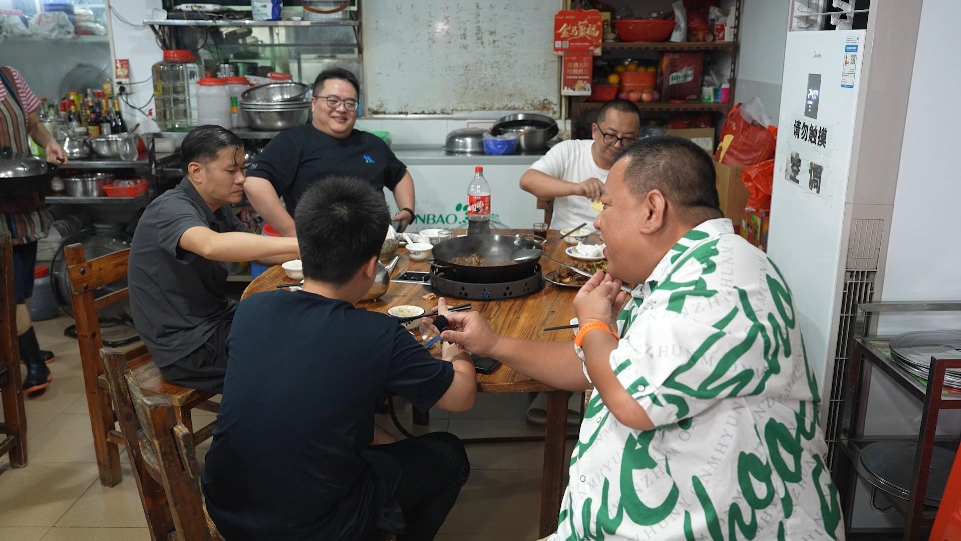 扇鸡醉鹅鱼头独沽三味！日日生意火爆不预订根本吃不到！