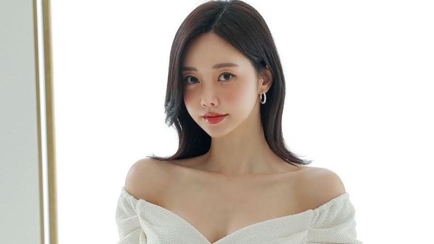 兰麝细香闻喘息，绮罗纤缕见冰肌，红妆朱唇暖更融，眉黛如月羞频聚