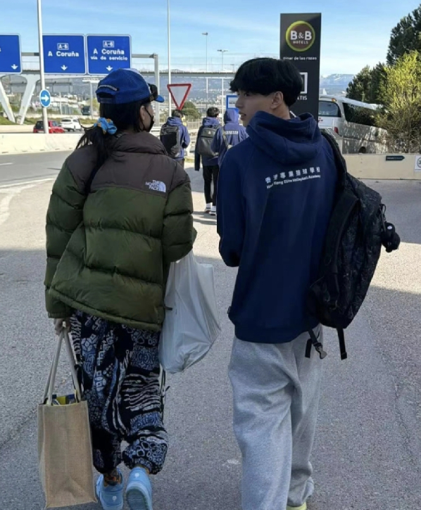 张柏芝晒出了一则动态
她和儿子一起去国外旅行，两人并肩走在异国的街头，从背影来看